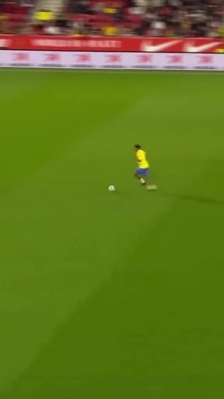 45歲還開(kāi)掛！小羅再現(xiàn)牛尾巴過(guò)人，微笑單挑門(mén)將輕松打進(jìn)